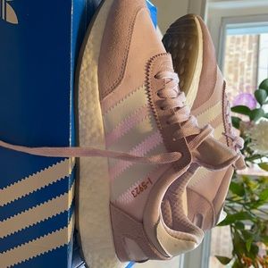 Adidas lavender pink color shoes sz8 1/2 Women